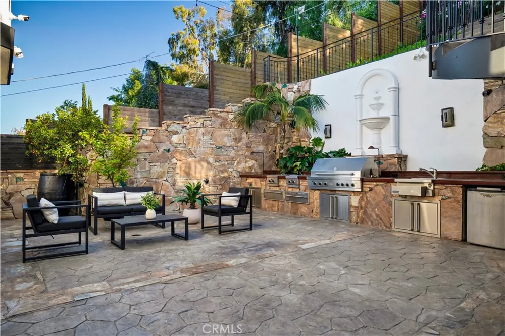 5235 san feliciano Woodland Hills, CA 91364