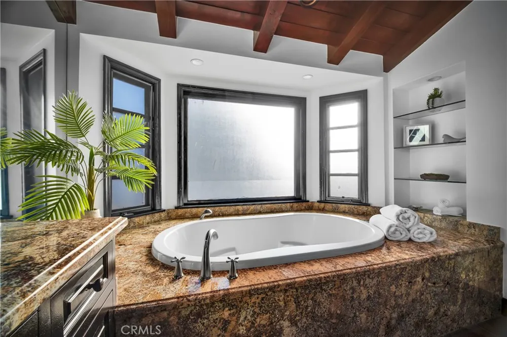 5235 san feliciano Woodland Hills, CA 91364