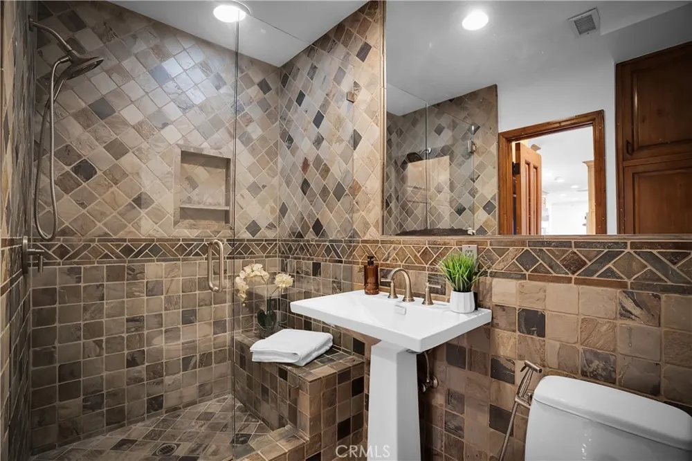 5235 san feliciano Woodland Hills, CA 91364