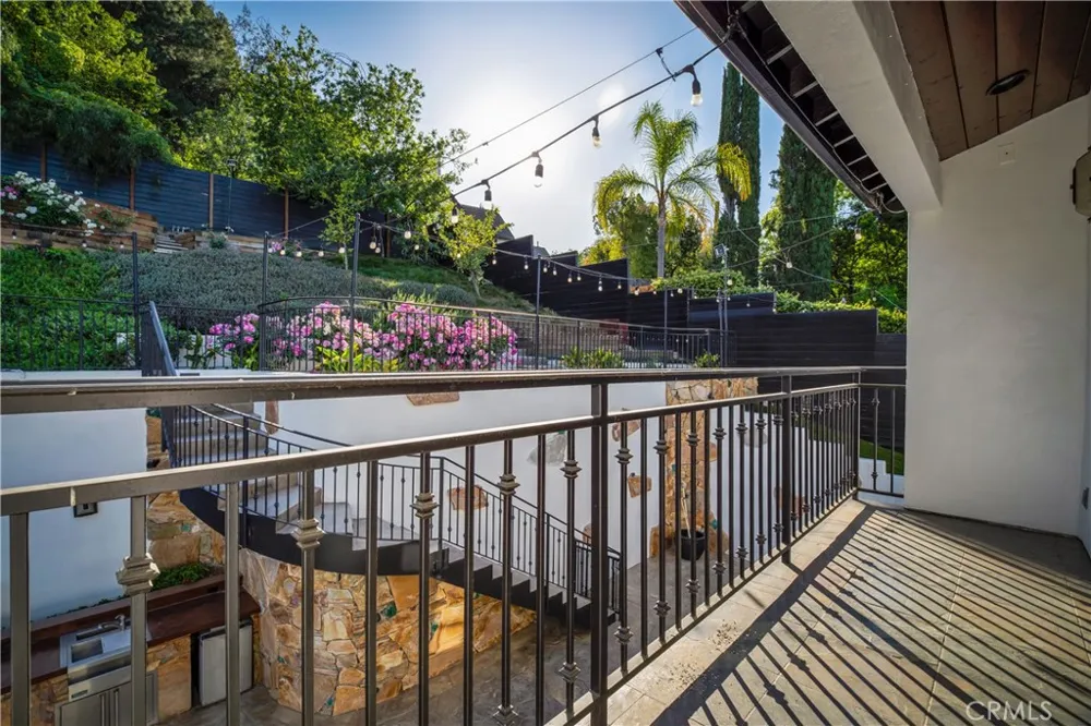 5235 san feliciano Woodland Hills, CA 91364