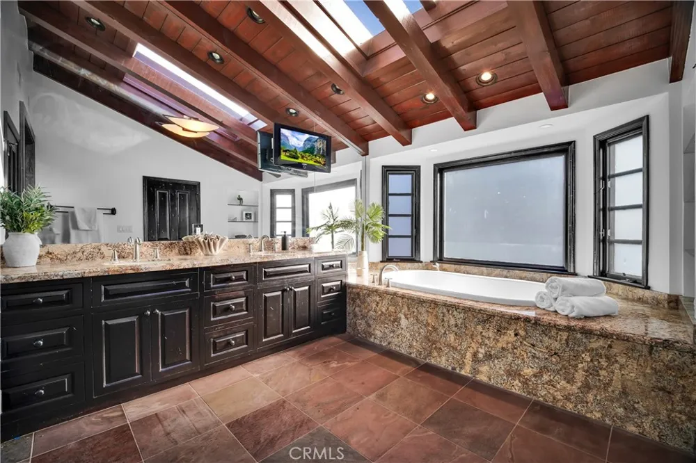 5235 san feliciano Woodland Hills, CA 91364