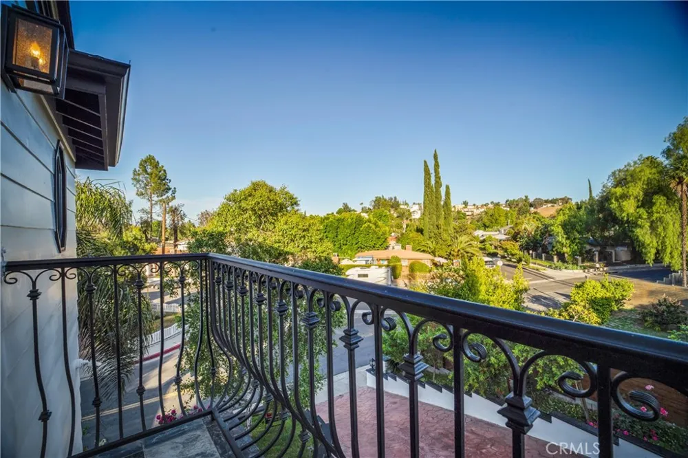5235 san feliciano Woodland Hills, CA 91364