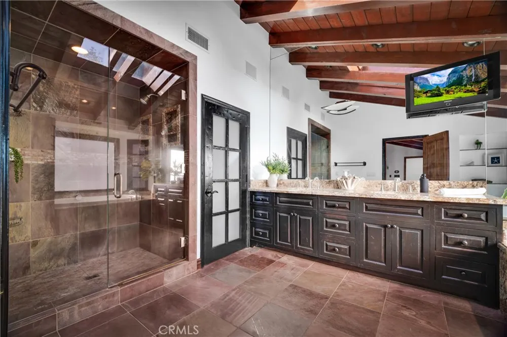 5235 san feliciano Woodland Hills, CA 91364