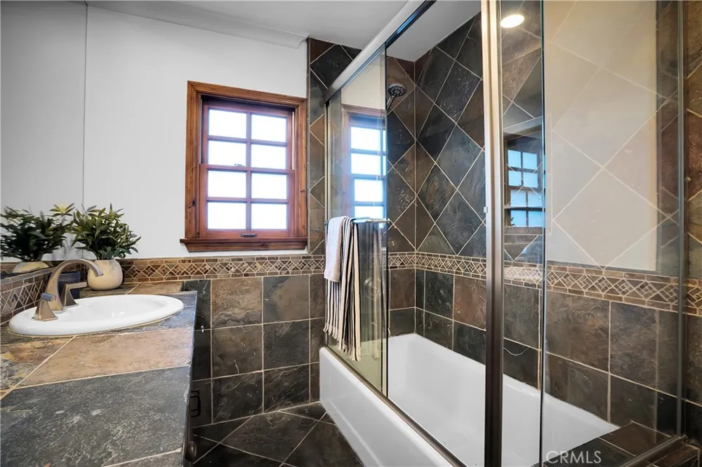 5235 san feliciano Woodland Hills, CA 91364