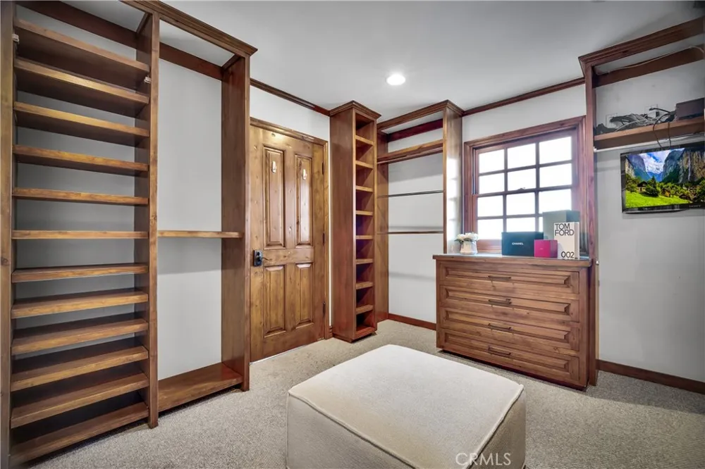 5235 san feliciano Woodland Hills, CA 91364