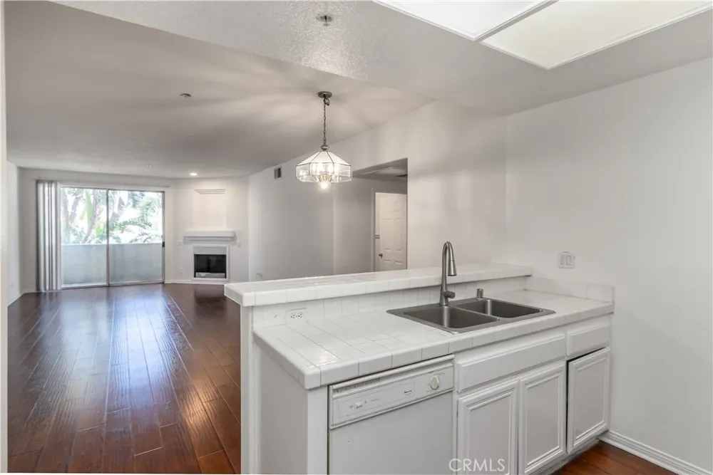 16940 Chatsworth Street #106 Granada Hills, CA 91344
