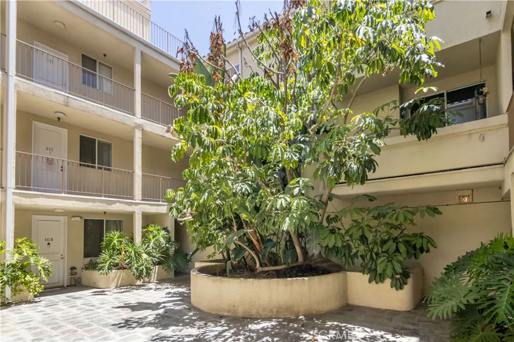 16940 Chatsworth Street #106 Granada Hills, CA 91344