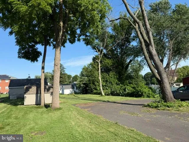 209 UPLAND ROAD Brookhaven, PA 19015