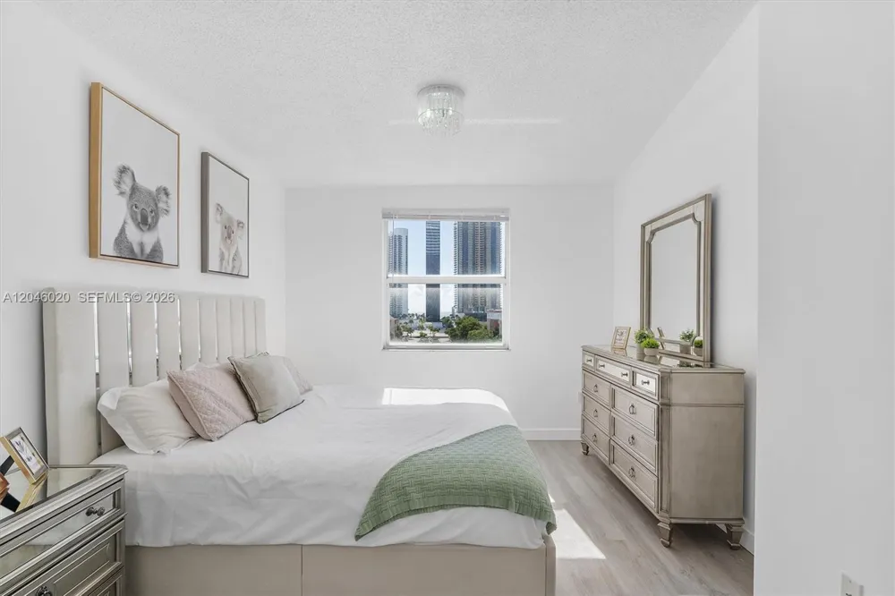 17100 Bay Rd #1717 Sunny Isles Beach, FL 33160