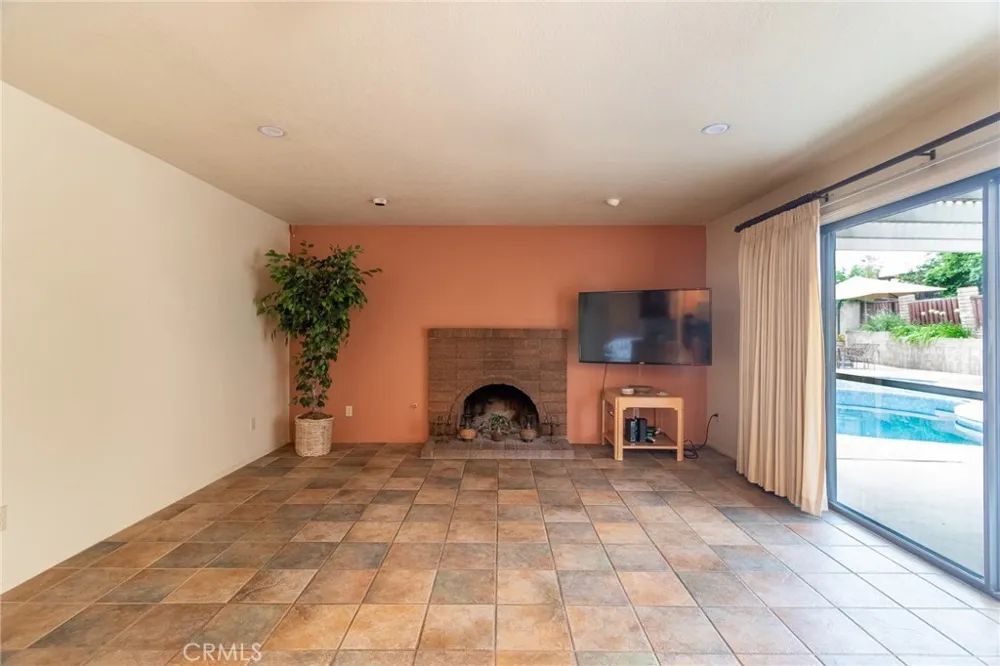 235 Pinewood Court Redlands, CA 92374