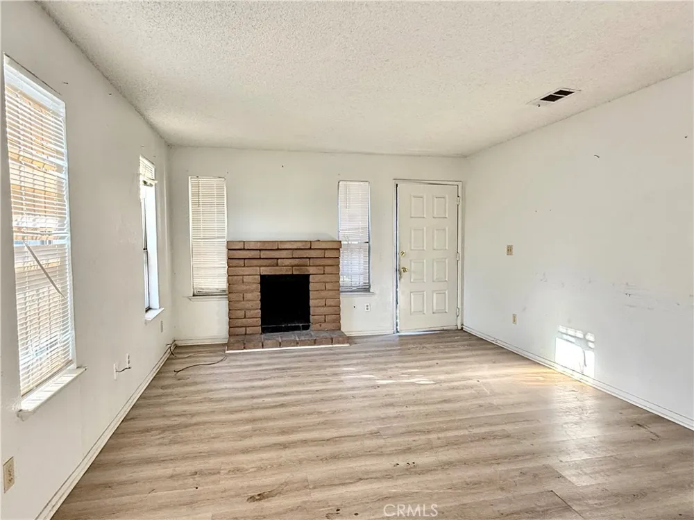 1027 W Dakota #113 Fresno, CA 93705