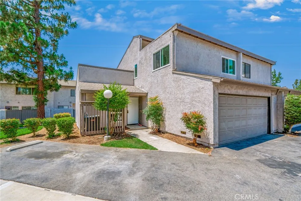 3002 E Via Siena Anaheim, CA 92806