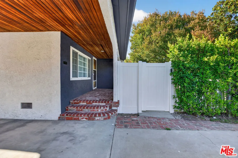 1811 Avon Street Burbank, CA 91505