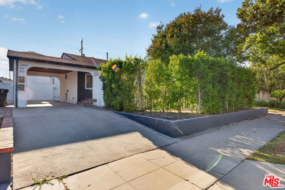 1811 Avon Street Burbank, CA 91505