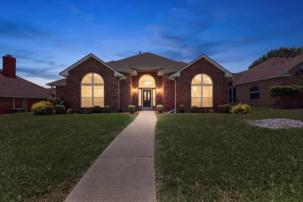 712 Regalwood Drive DeSoto, TX 75115