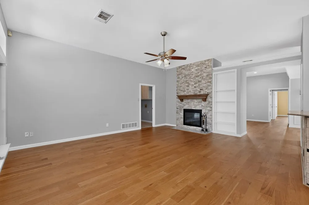 712 Regalwood Drive DeSoto, TX 75115
