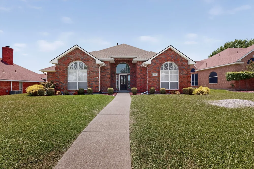 712 Regalwood Drive DeSoto, TX 75115