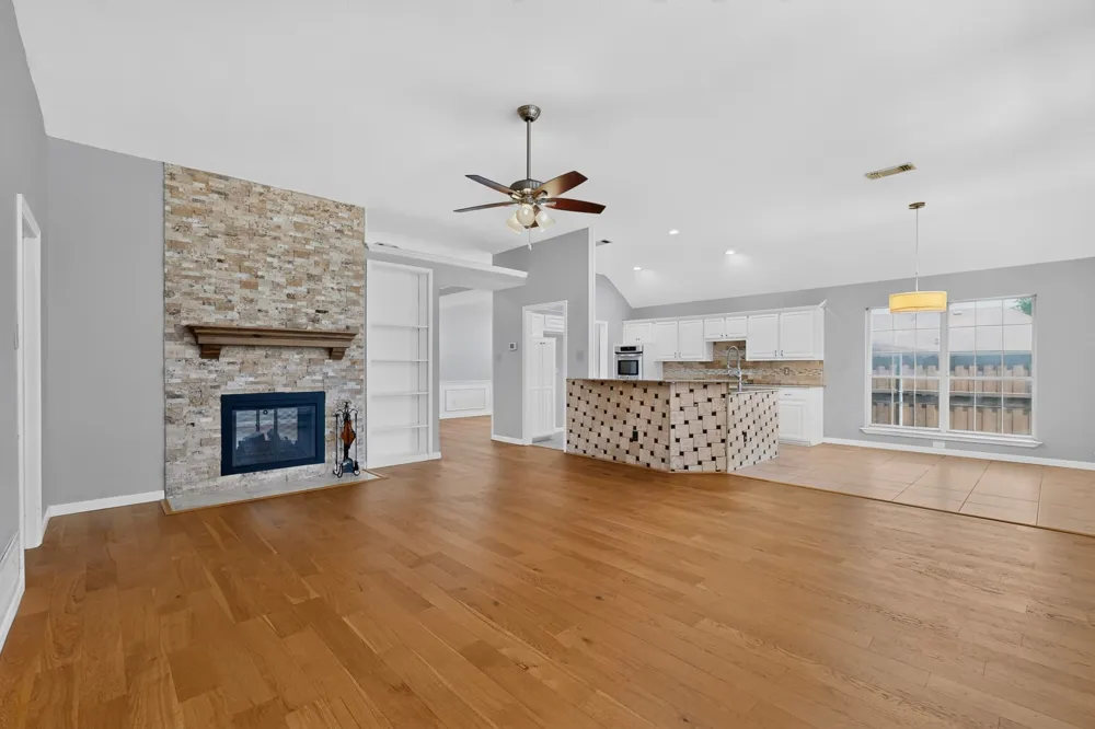 712 Regalwood Drive DeSoto, TX 75115
