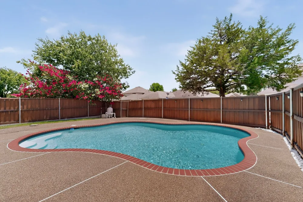 712 Regalwood Drive DeSoto, TX 75115