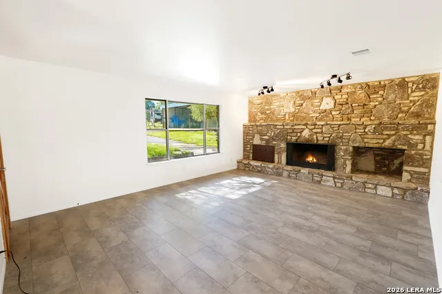 101 DIAMOND J RD S Pipe Creek, TX 78063
