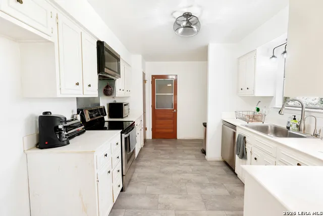 101 DIAMOND J RD S Pipe Creek, TX 78063