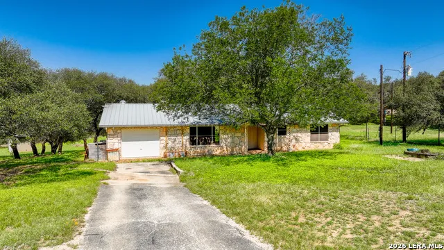 101 DIAMOND J RD S Pipe Creek, TX 78063