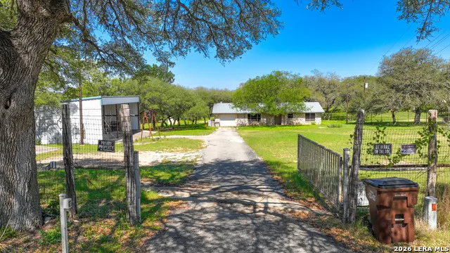 101 DIAMOND J RD S Pipe Creek, TX 78063