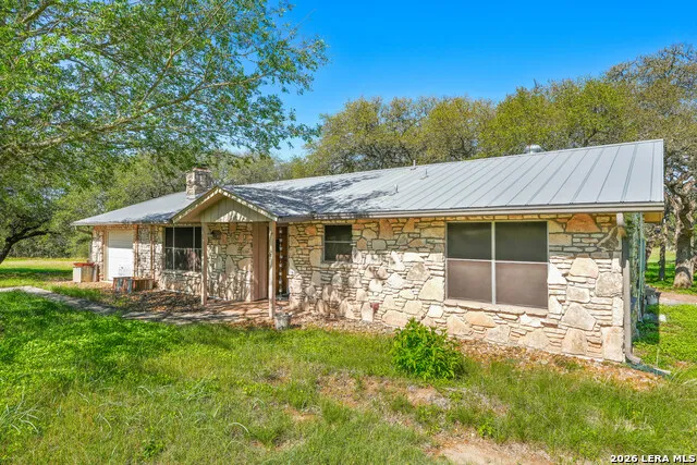 101 DIAMOND J RD S Pipe Creek, TX 78063