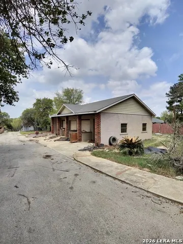 353 Eagle Ridge Floresville, TX 78114