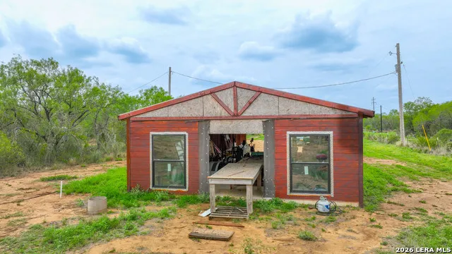 16763 Fm 1333 Charlotte, TX 78011