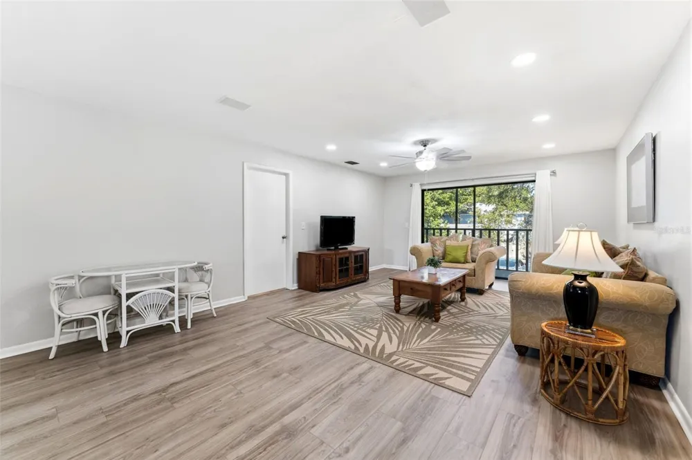 101 LAKE AVENUE NE #215 Largo, FL 33771