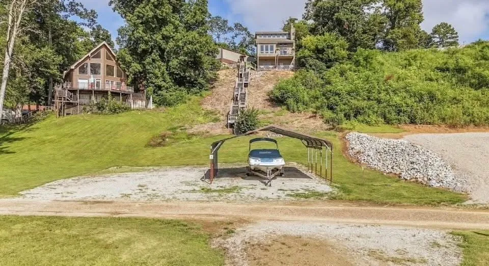1515 Riverside Ln Adamsville, TN 38310