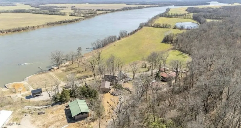 1515 Riverside Ln Adamsville, TN 38310