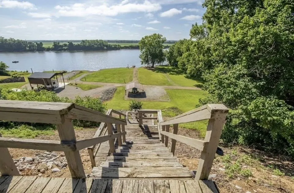 1515 Riverside Ln Adamsville, TN 38310