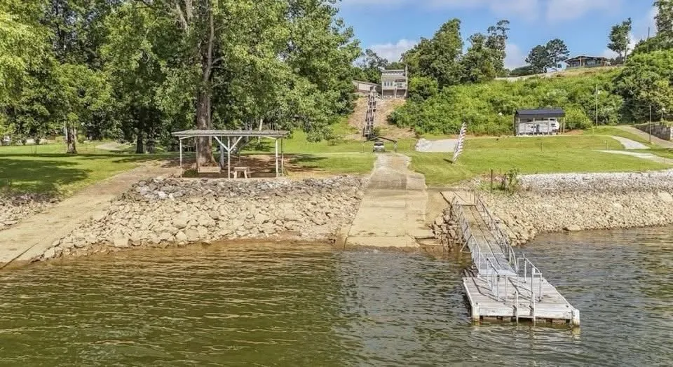1515 Riverside Ln Adamsville, TN 38310