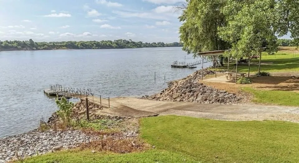 1515 Riverside Ln Adamsville, TN 38310