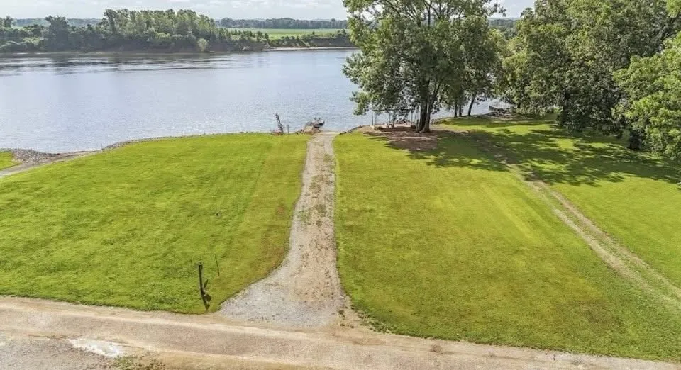 1515 Riverside Ln Adamsville, TN 38310