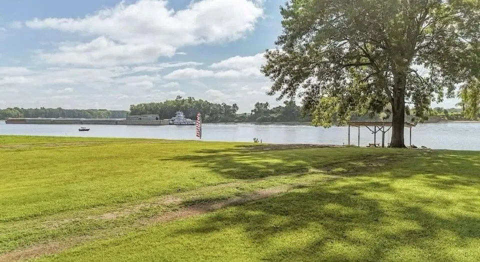 1515 Riverside Ln Adamsville, TN 38310