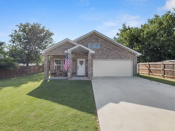 207 Hubbard Street Alvord, TX 76225