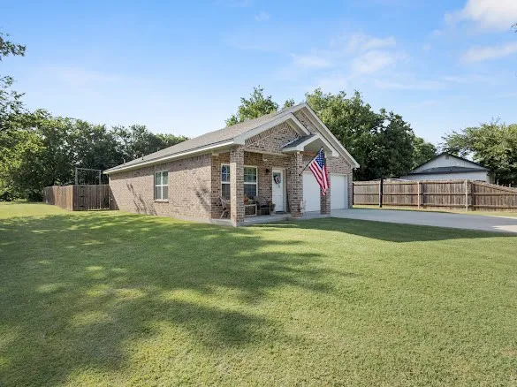 207 Hubbard Street Alvord, TX 76225