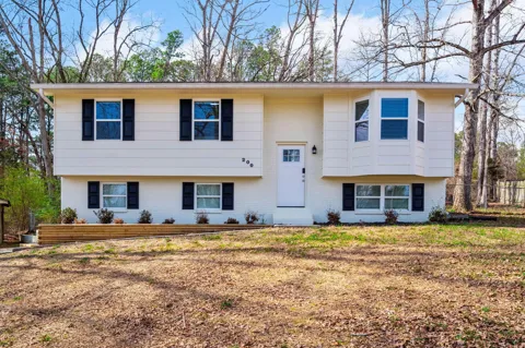 200 Starlet Circle NE