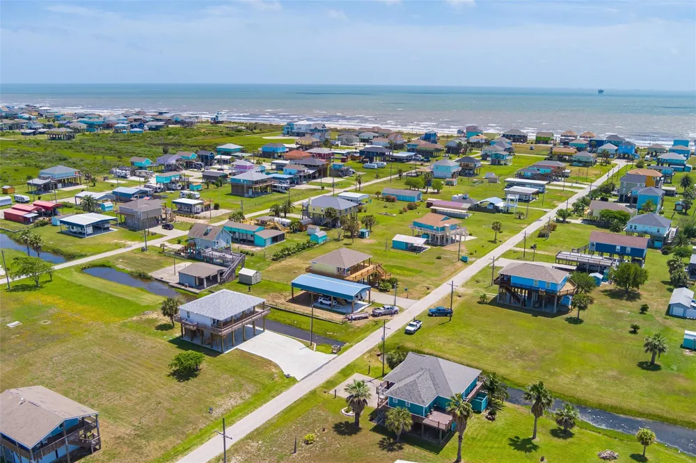 962 S Sage Crystal Beach, TX 77650
