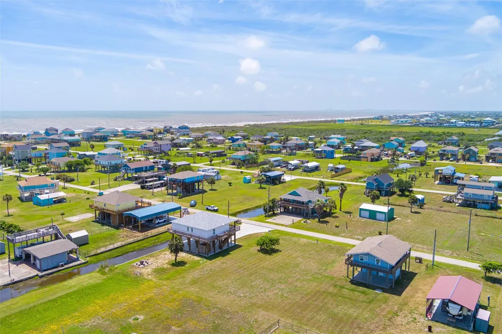 962 S Sage Crystal Beach, TX 77650