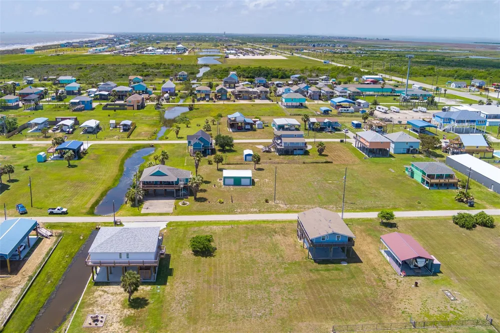 962 S Sage Crystal Beach, TX 77650