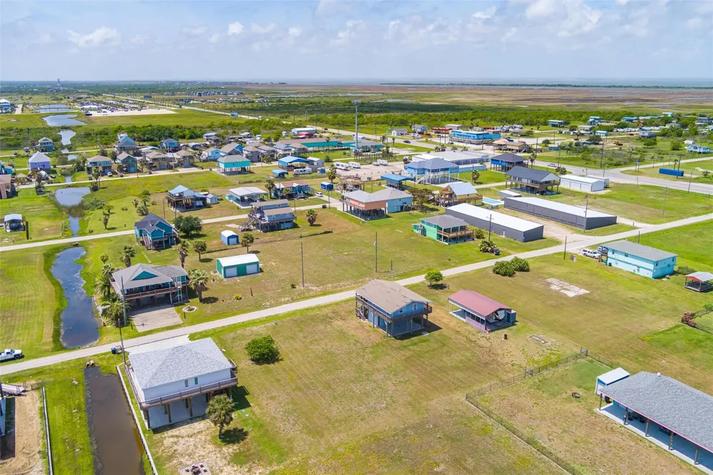 962 S Sage Crystal Beach, TX 77650