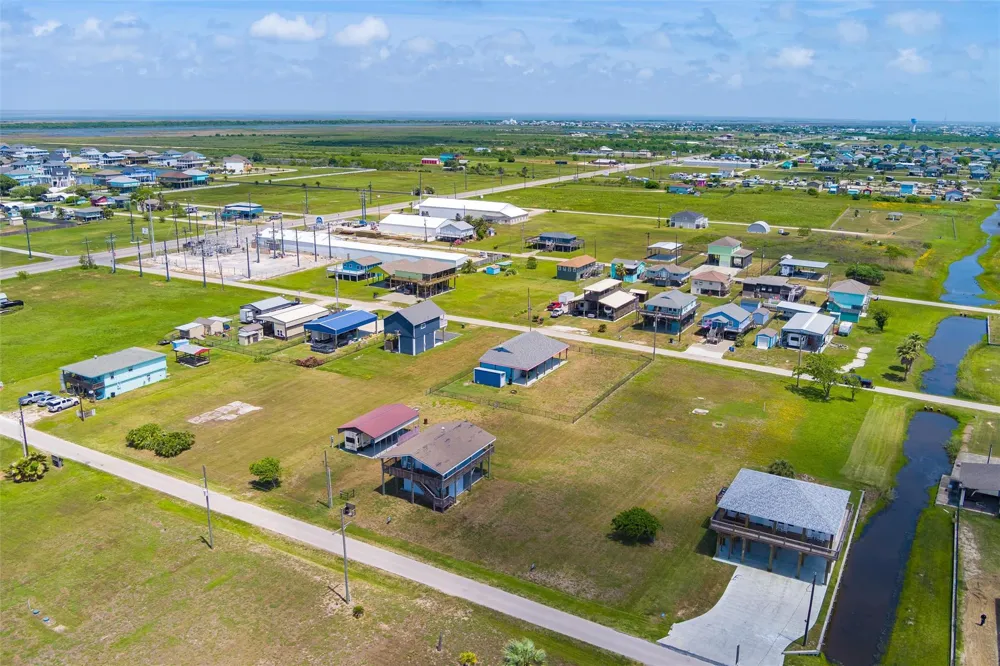 962 S Sage Crystal Beach, TX 77650