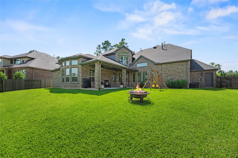 1002 Pleasant Pines Lane Pinehurst, TX 77362