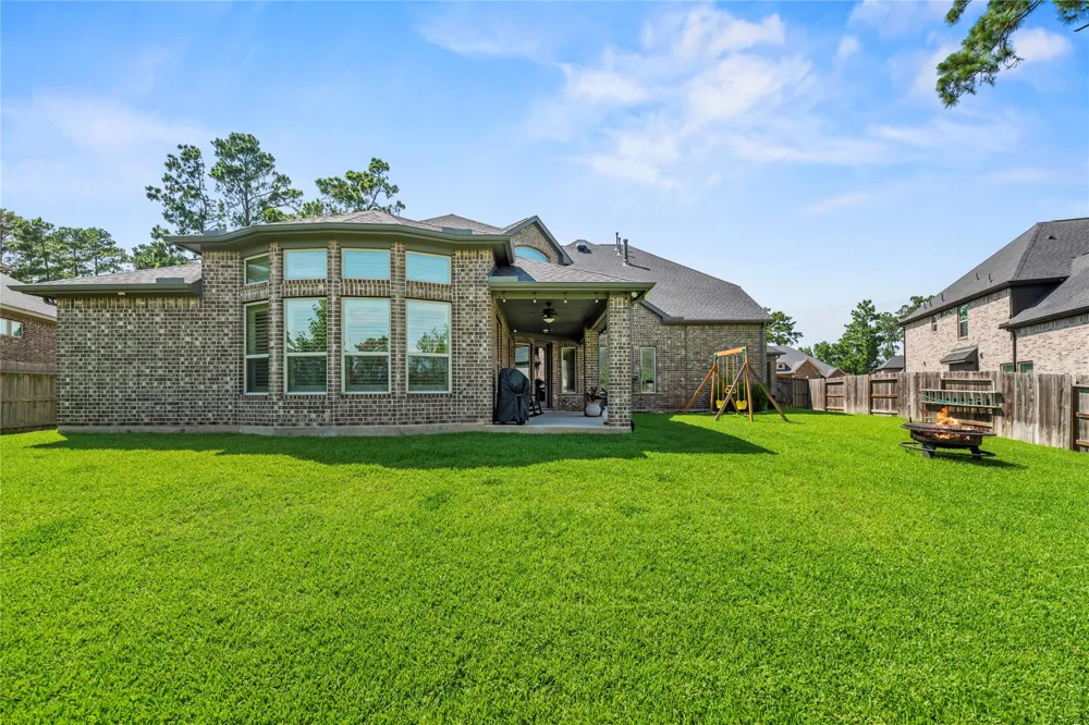 1002 Pleasant Pines Lane Pinehurst, TX 77362