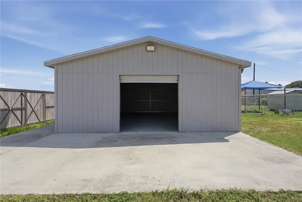 1615 Voss Avenue Odem, TX 78370