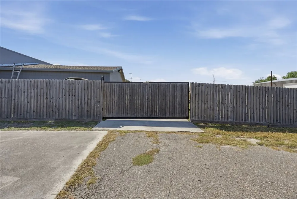 1615 Voss Avenue Odem, TX 78370